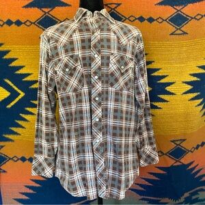 Vintage JC Penney Pearl Snap Flannel button up shirt. Size 15.5-33. Pockets!